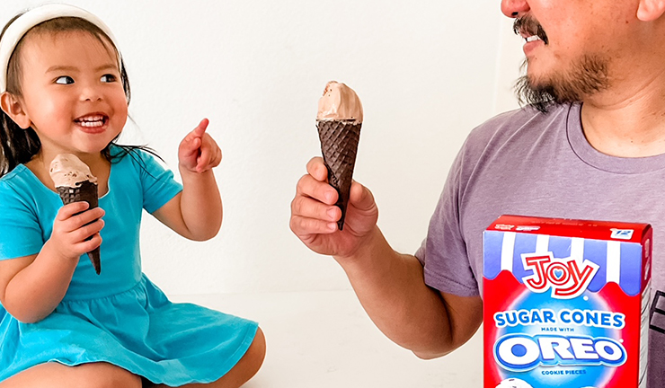 Kid enjoying icecream with dad